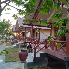 Why Not Bar And Bungalows: Pawenang şehrinde bir otel