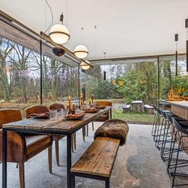 Stylish lakehouse in idyllic, private green scenery, hotel in Stekene