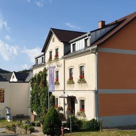 Hotel zur Post, hotelli kohteessa Klingenthal