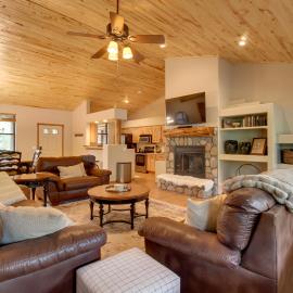 Furnished Deck and Grill Wooded Torreon Cabin, hotel i Show Low