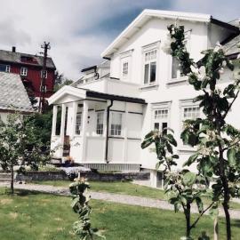 Bo i historisk bygning, kort vei til sentrum