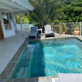 Les Appart villa Sunbay Caraibes avec piscine privative vue mer et montagne, hotel in Le François