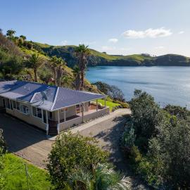 Seascape Point - Mahinepua Bay Clifftop Retreat, hotel in Mahinepua