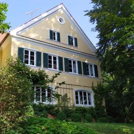 Ferienwohnung in der Villa Sana mit großem Garten, хотел в Röfingen
