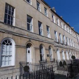 Spacious Apartment Central Bath