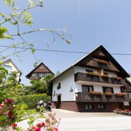 Apartments and rooms Pri Urhu