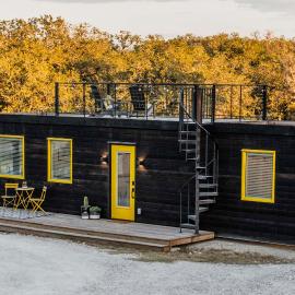 New The Yellow Beacon-Luxury Shipping Container, hotel en Fredericksburg