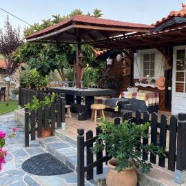 A wooden house in Kardamyla, hotel in Kardámyla