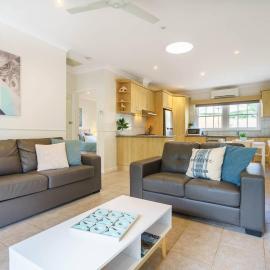 'By the Beach' Your Comfy Rosebud Holiday Home