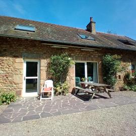 GITE LE PRESSOIR DE LA BAIE 20 km DU MONT ST MICHEL, hotel in Le Val-Saint-Père