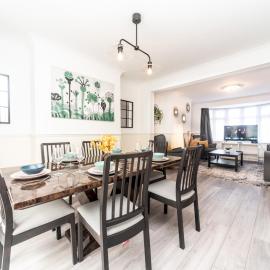 Spacious 4 Bed House Free Parking Near Station - Pass the Keys