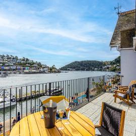 Harbourside 3 - Luxury Riverside Apartment، فندق في دارتموث