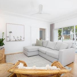 Blissful Merewether Beach Cottage - A Coastal Gem, Hotel in Newcastle