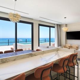LIV Mackenzie Beach Suites Larnaca, hotel a Làrnaca
