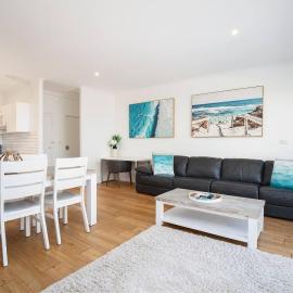'Sandy Shores' A Spacious Newcastle Beach Escape: Newcastle şehrinde bir otel