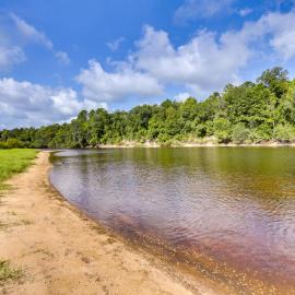 Riverfront Florida Escape w/ Grill & Fire Pit!, hotel in Tallahassee