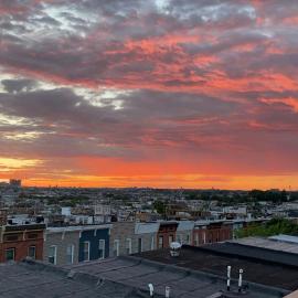 The Blue House! Modern+ Rooftop deck+ Parking, khách sạn ở Baltimore