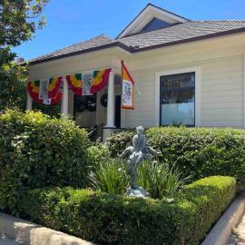 Upscale Downtown Home Walk to Beach shops Bars 2, hotel v destinácii Santa Barbara