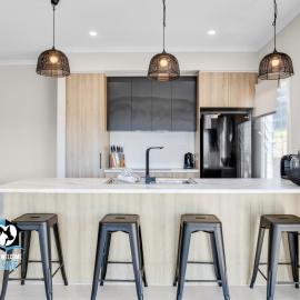 Brand New 3 Bed 2 Bath with Sea Views, hotel i Encounter Bay