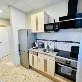 Neuwertiges Apartment mit schnellem WLAN, Glasfaser, Kostenlose Privatparkplatz auch für Transporter geeignet R2