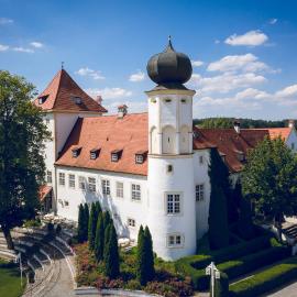Schlosshotel Neufahrn: Neufahrn in Niederbayern şehrinde bir otel