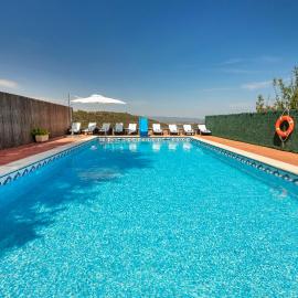 21 Sleeps Private Pool Villa & BBQ Near Barcelona, hotell i Rocafort