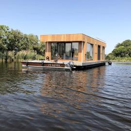 Surla houseboat "Nevel" in nature near Noordwijk with free tender