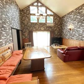コテージR 広々空間と自然豊かなエリアでRelaxステイ バーベキューセットあり4名様まで同一料金, Hotel in Shiraoi
