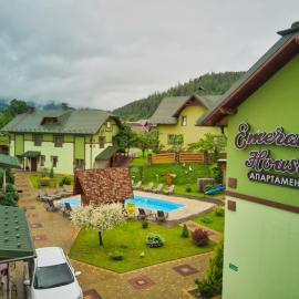 Emerald House, hotel a Mykulychyn