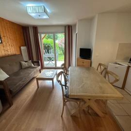 Appartement T3 avec jardin et piscine - Luz Saint Sauveur, Val de Roland, hotel in Luz-Saint-Sauveur