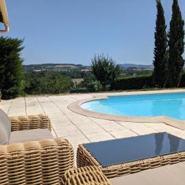Clos du Château - Grande maison avec piscine privée et vue sur la vallée, хотел в Savigny-sur-Grosne