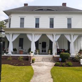 Cozy Turret Room at Nottingham Place in Wise with Plush Queen Bed, Private Detached Full Bath, hotel Wise-ben