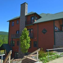 Massive LUX 3BR Ski ON/OFF Condo on MTN.Sleeps 12!, отель в Хантере