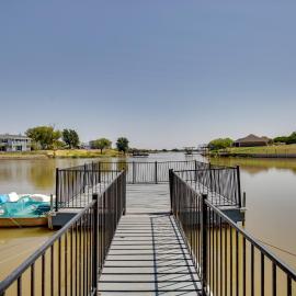 Game Room & Dock: Waterfront Granbury Lake Retreat, hotel in Granbury