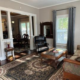 Blueberry Bungalow - Locally Run! Enjoy our PS5!, hotel din Taylor