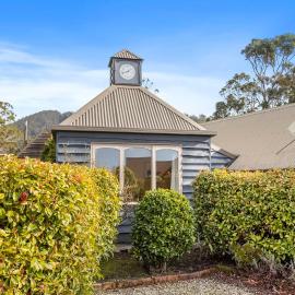 The Clocktower - Serene Stay at Herons Rise Vineyard, Hotel in Kettering
