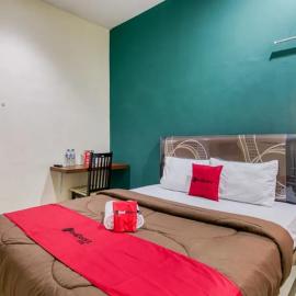 RedDoorz Syariah near Airlangga University Campus B
