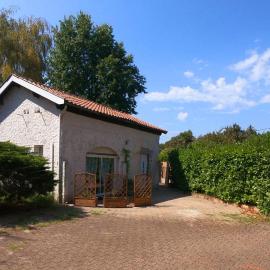 Maisonnette aux portes du Médoc، فندق في بلانكفور