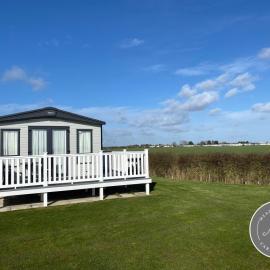 Waterside mini lodge - pet friendly, WiFi, direct beach access & club on site - Meadow Lakes Caravan & Lodge Hire, hotel in Ingoldmells