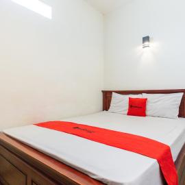 RedDoorz @ Raya Ngagel 2, hotel in Surabaya