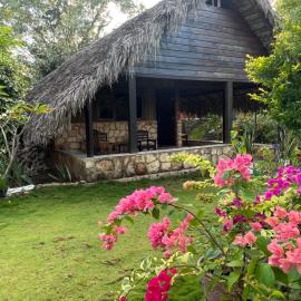 Rote Surf Resort - Lualemba Bungalows โรงแรมในเนมบราลา