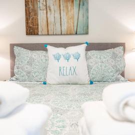 Beautiful Updated 2Bedroom Suite minutes to Downtown, Amazing Beaches, Restaurants, Theaters and MORE, hotel in Sarasota