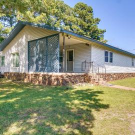 Cookson Vacation Rental w/ Spacious Yard & Porch!, hotell i Cookson