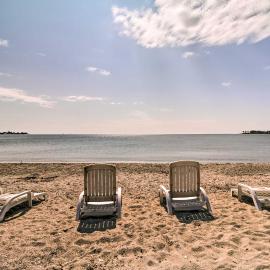 Viesnīca Beachfront Connecticut Retreat w/ Views! pilsētā Milforda