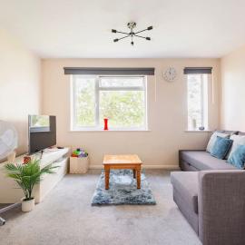 Charming Entire 2-Bedroom House in Milton Keynes, hotel in Milton Keynes