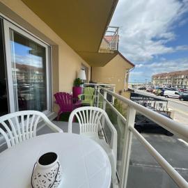 Studio cabine vue mer latérale, hotel in Sainte-Cécile-Plage