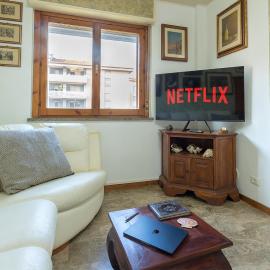 Shell Apartment - Spazioso Attico Con WiFi Gratuito e Posto Auto, hotel em Perugia