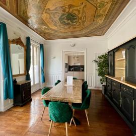 Appartement de luxe avec fresque, hyper centre et parking sûre, hotel in Fontainebleau