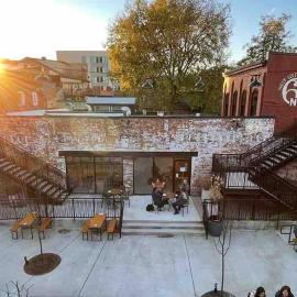 2Br Unit W/ Cinema Room in Nulu, hotel in Louisville
