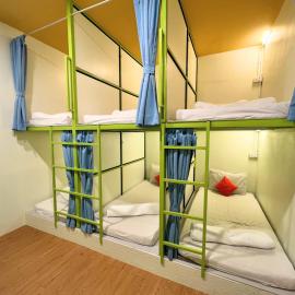 Sleepy Station Hostel, hotel di Pantai Kata